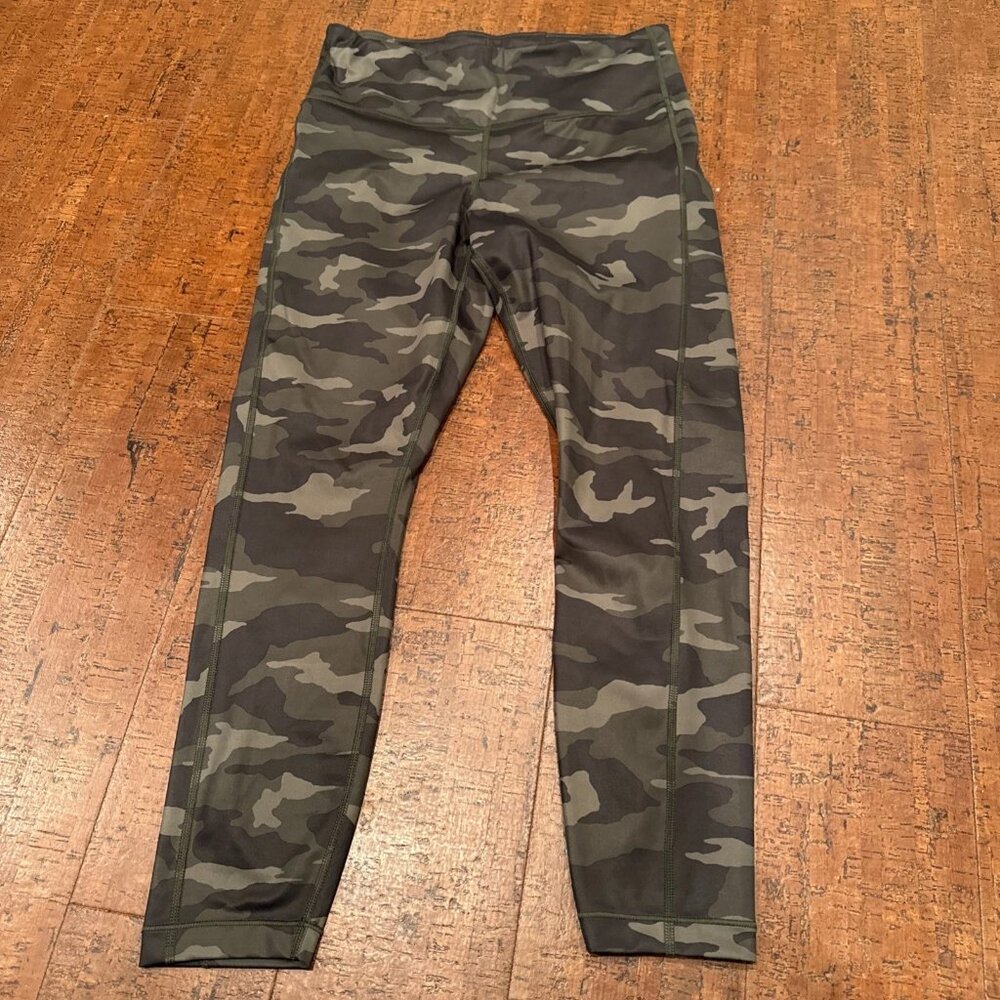 Athleta Women’s Medium High-Rise Ultimate 7/8 Tight Green Camo Leggings
